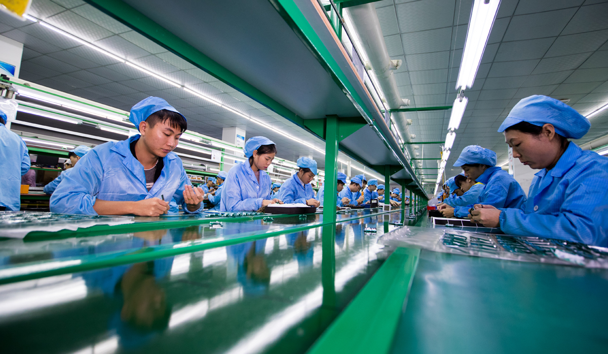 組裝加工廠車間裝配作業